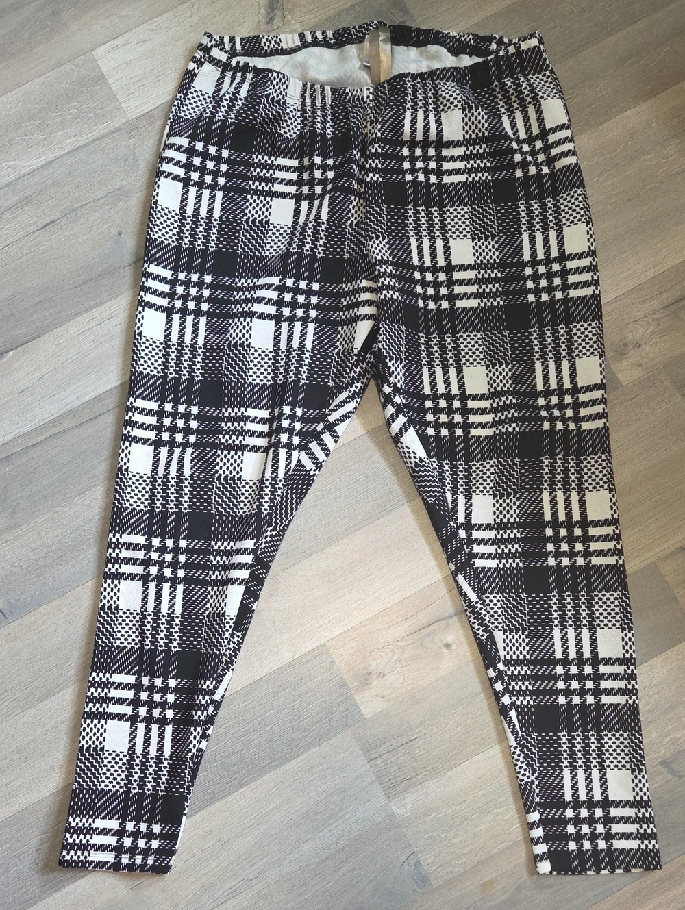 LAST CHANCE La Vie En Rose Black & White Plaid Stretch Leggings